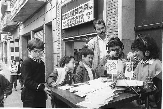 La Radio en la calle de pie PACO CASALS, en locucin Mayte Gomez y Xema