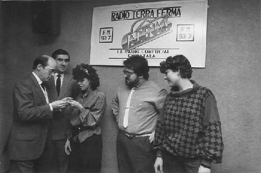 Entrega de premio en los estudios en presencia de Xema Sol Sol y Mari Pau Huguet.
